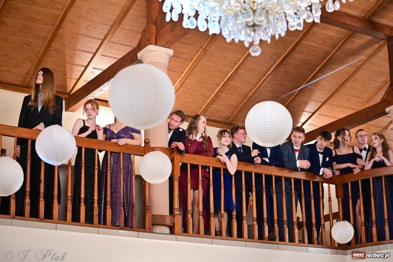 Zdjęcie w galerii na portalu naszraciborz.pl: Studniówka II LO w Raciborzu na bis: polonez, humor i tradycja [FOTO] wiadomości z regionu