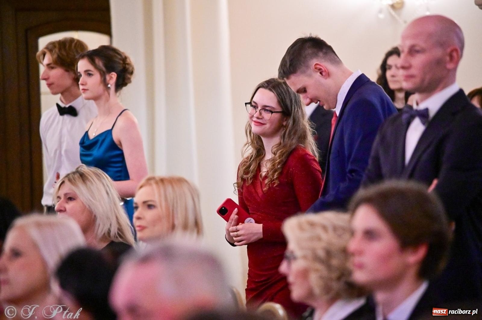 Zdjęcie w galerii na portalu naszraciborz.pl: Studniówka II LO w Raciborzu na bis: polonez, humor i tradycja [FOTO] wiadomości z regionu