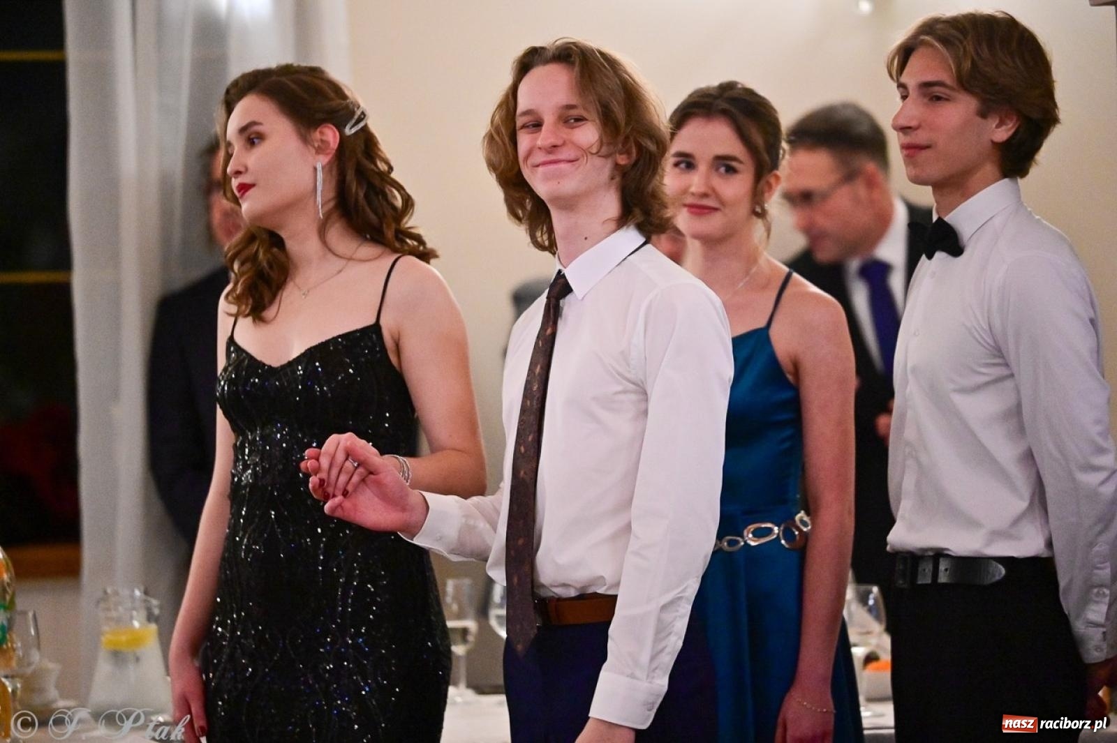 Zdjęcie w galerii na portalu naszraciborz.pl: Studniówka II LO w Raciborzu na bis: polonez, humor i tradycja [FOTO] wiadomości z regionu