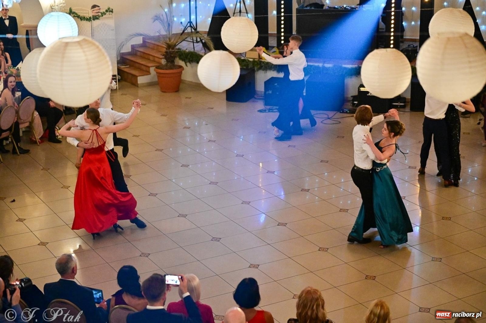 Zdjęcie w galerii na portalu naszraciborz.pl: Studniówka II LO w Raciborzu na bis: polonez, humor i tradycja [FOTO] wiadomości z regionu
