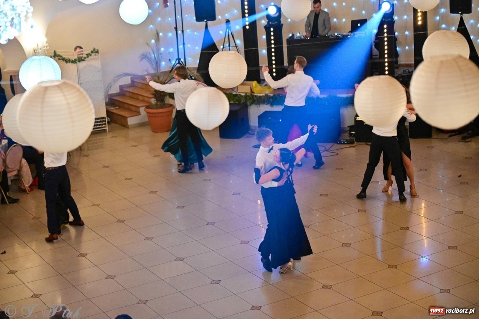 Zdjęcie w galerii na portalu naszraciborz.pl: Studniówka II LO w Raciborzu na bis: polonez, humor i tradycja [FOTO] wiadomości z regionu