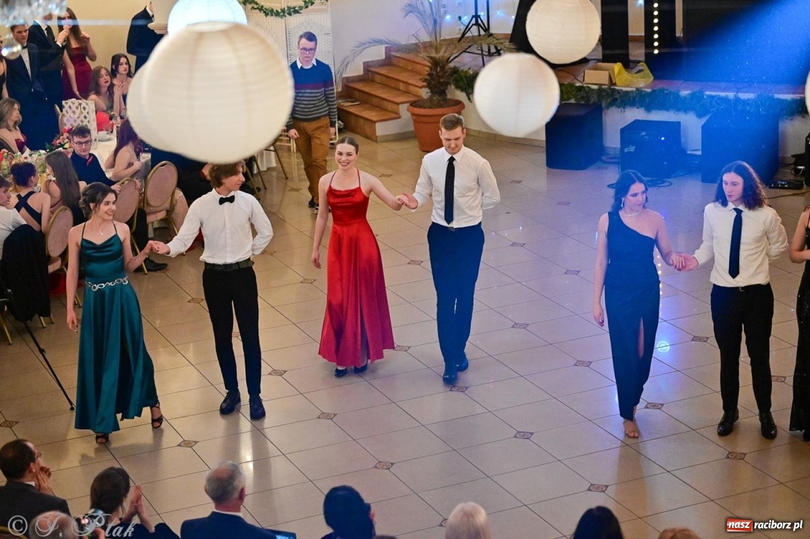 Zdjęcie w galerii na portalu naszraciborz.pl: Studniówka II LO w Raciborzu na bis: polonez, humor i tradycja [FOTO] wiadomości z regionu