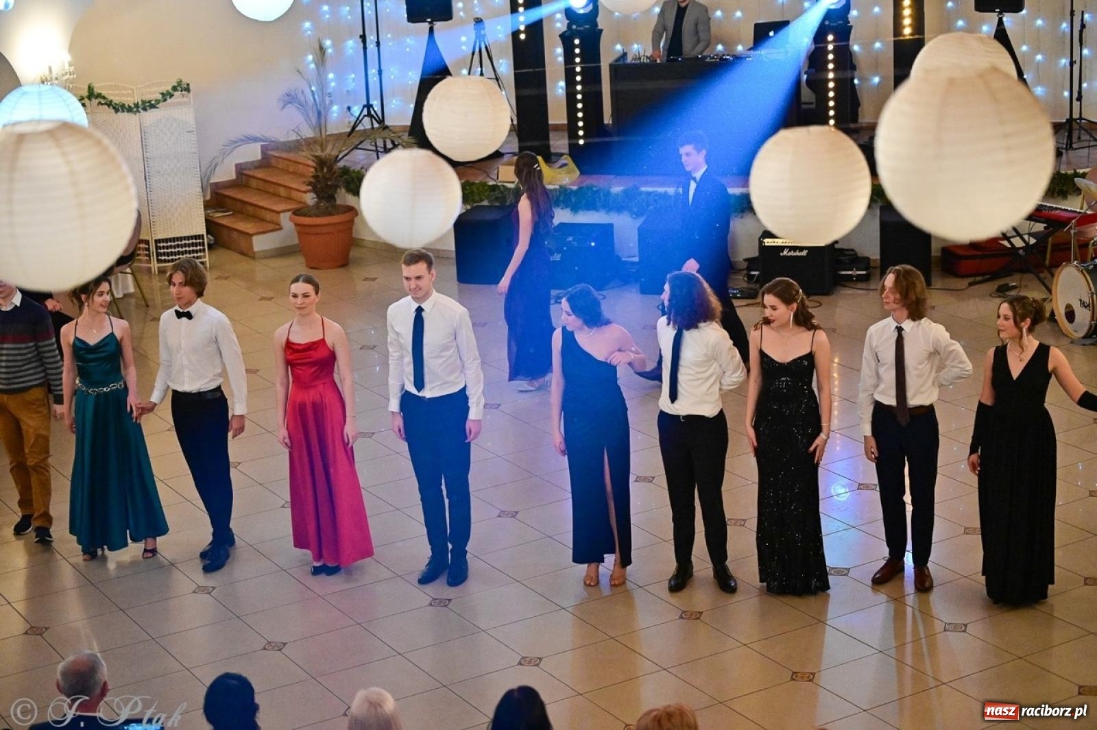 Zdjęcie w galerii na portalu naszraciborz.pl: Studniówka II LO w Raciborzu na bis: polonez, humor i tradycja [FOTO] wiadomości z regionu