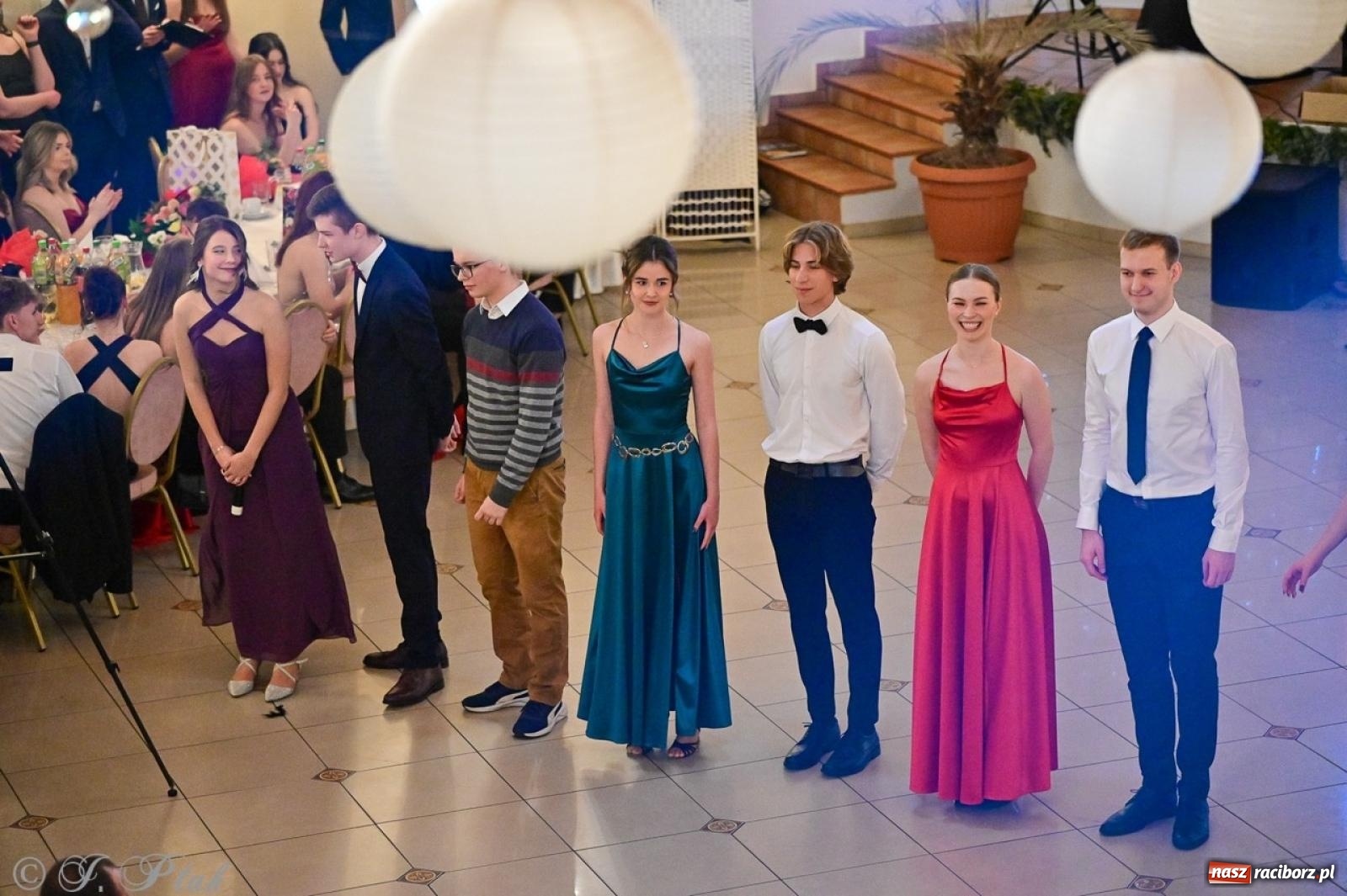 Zdjęcie w galerii na portalu naszraciborz.pl: Studniówka II LO w Raciborzu na bis: polonez, humor i tradycja [FOTO] wiadomości z regionu