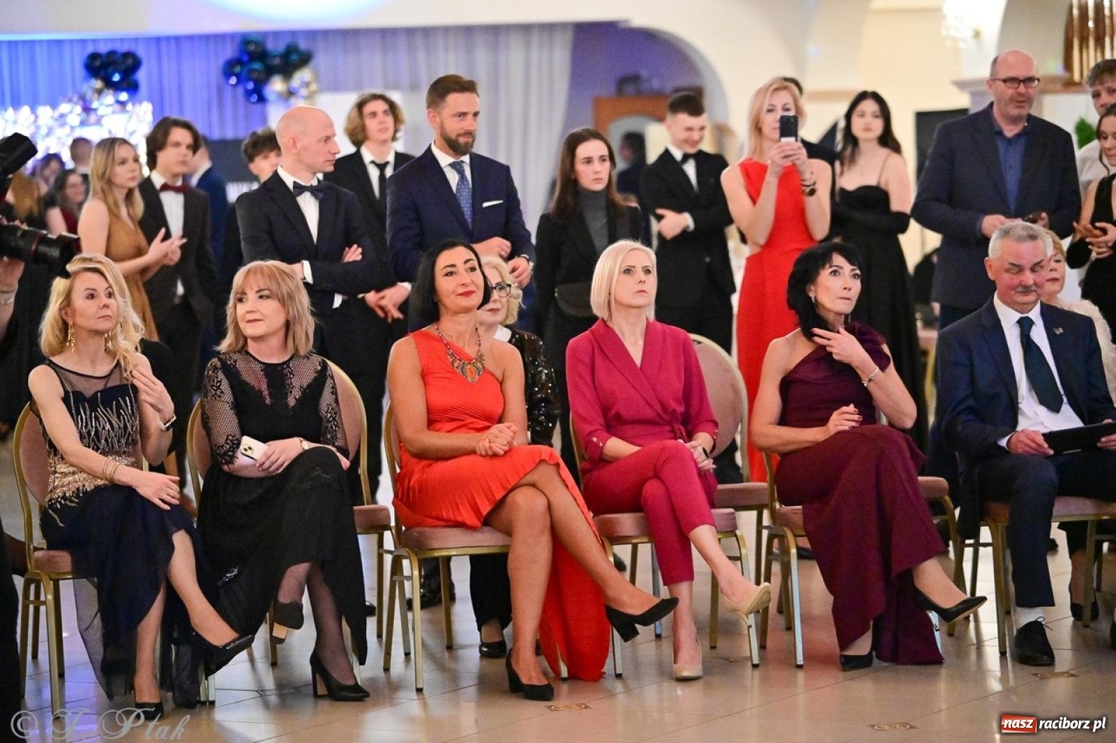 Zdjęcie w galerii na portalu naszraciborz.pl: Studniówka II LO w Raciborzu na bis: polonez, humor i tradycja [FOTO] wiadomości z regionu