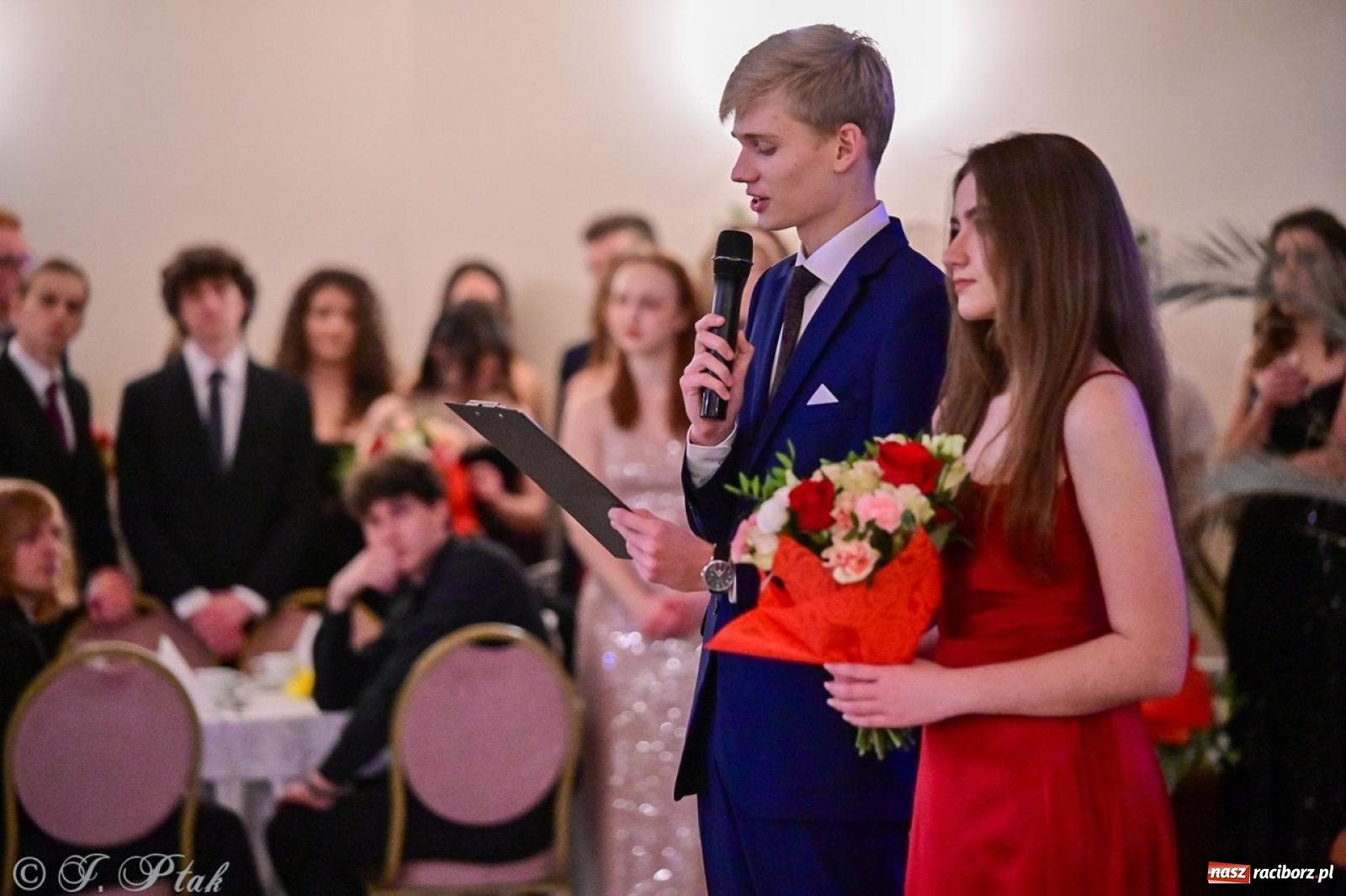 Zdjęcie w galerii na portalu naszraciborz.pl: Studniówka II LO w Raciborzu na bis: polonez, humor i tradycja [FOTO] wiadomości z regionu