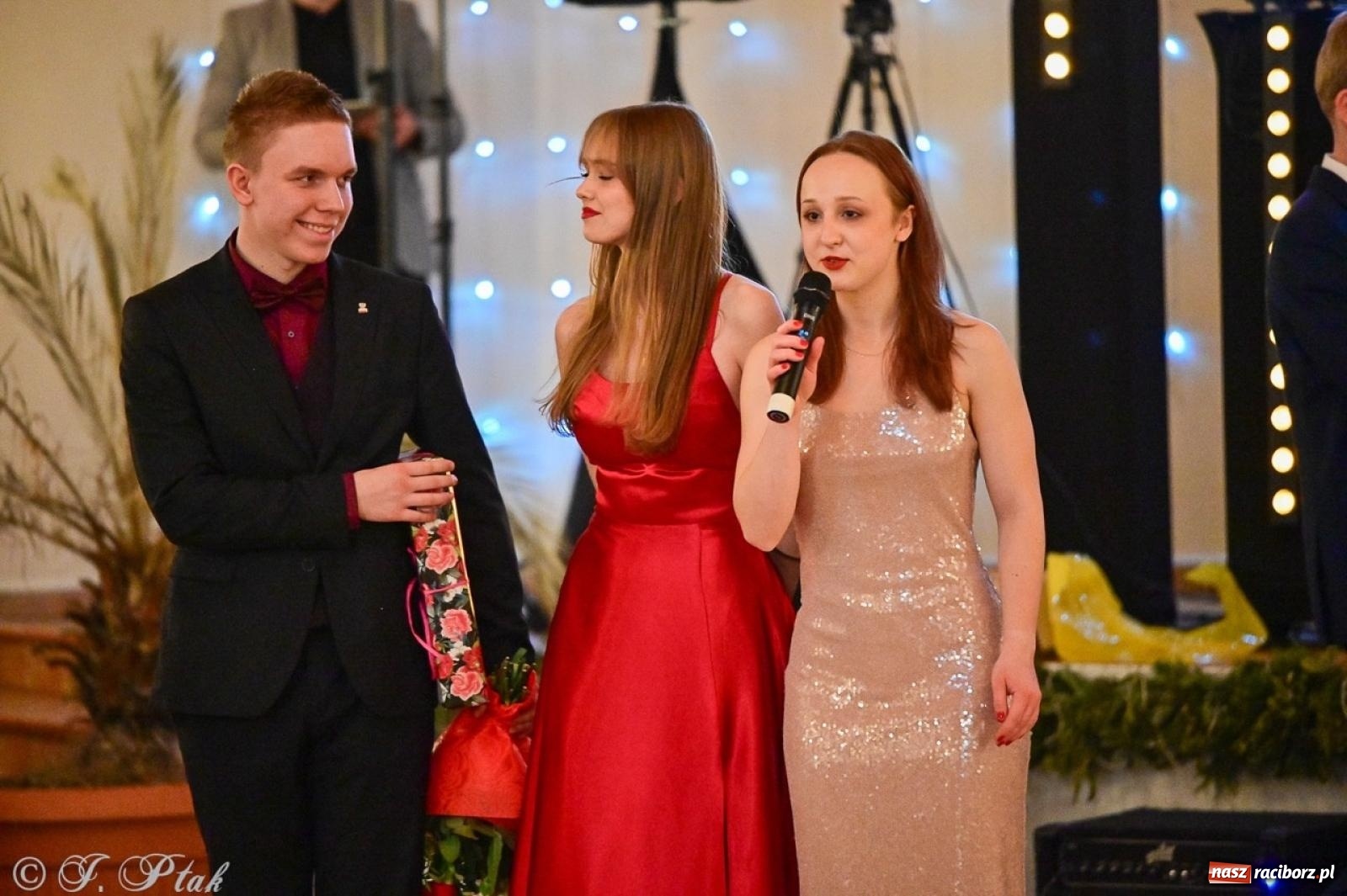 Zdjęcie w galerii na portalu naszraciborz.pl: Studniówka II LO w Raciborzu na bis: polonez, humor i tradycja [FOTO] wiadomości z regionu