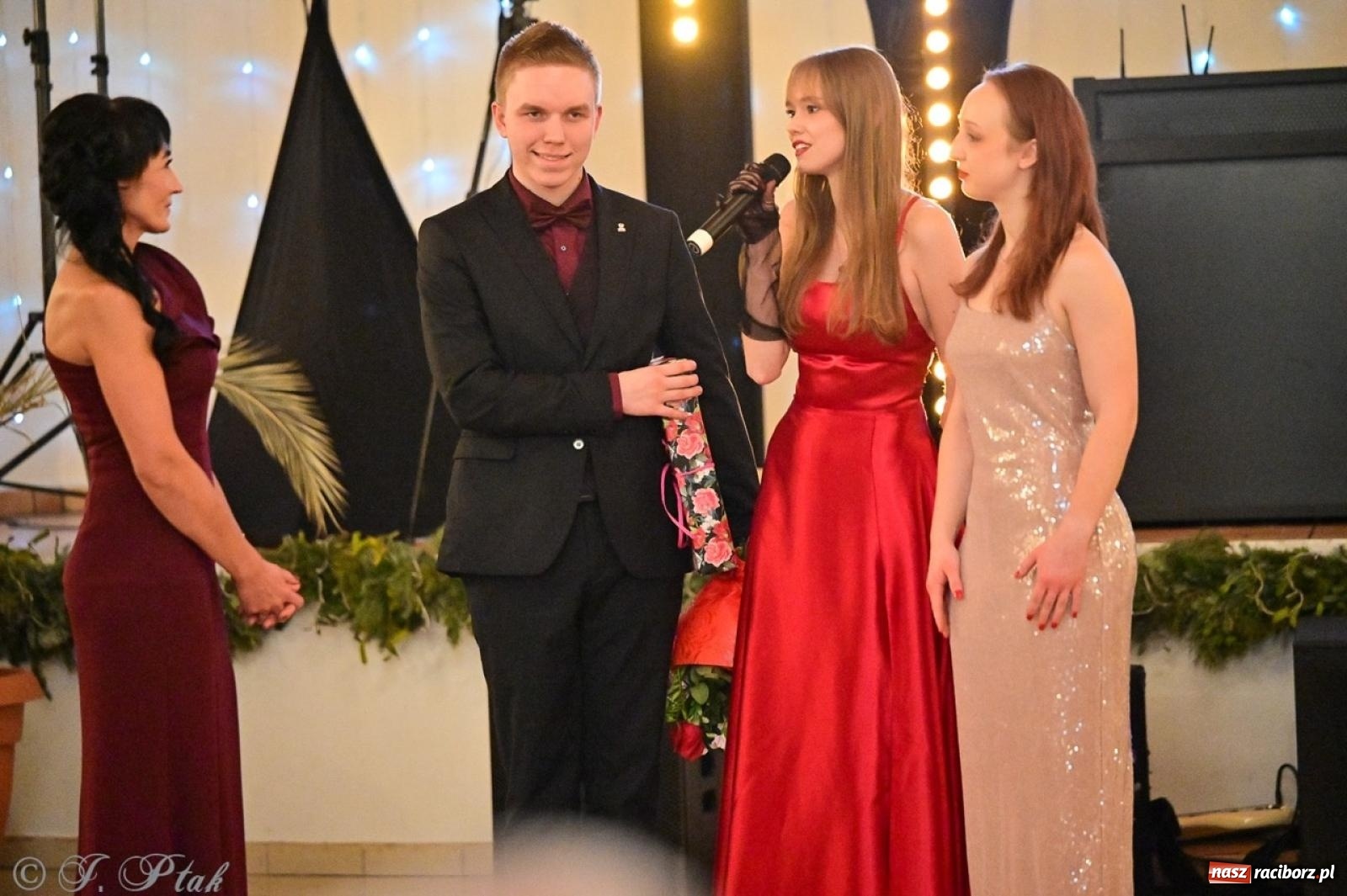 Zdjęcie w galerii na portalu naszraciborz.pl: Studniówka II LO w Raciborzu na bis: polonez, humor i tradycja [FOTO] wiadomości z regionu