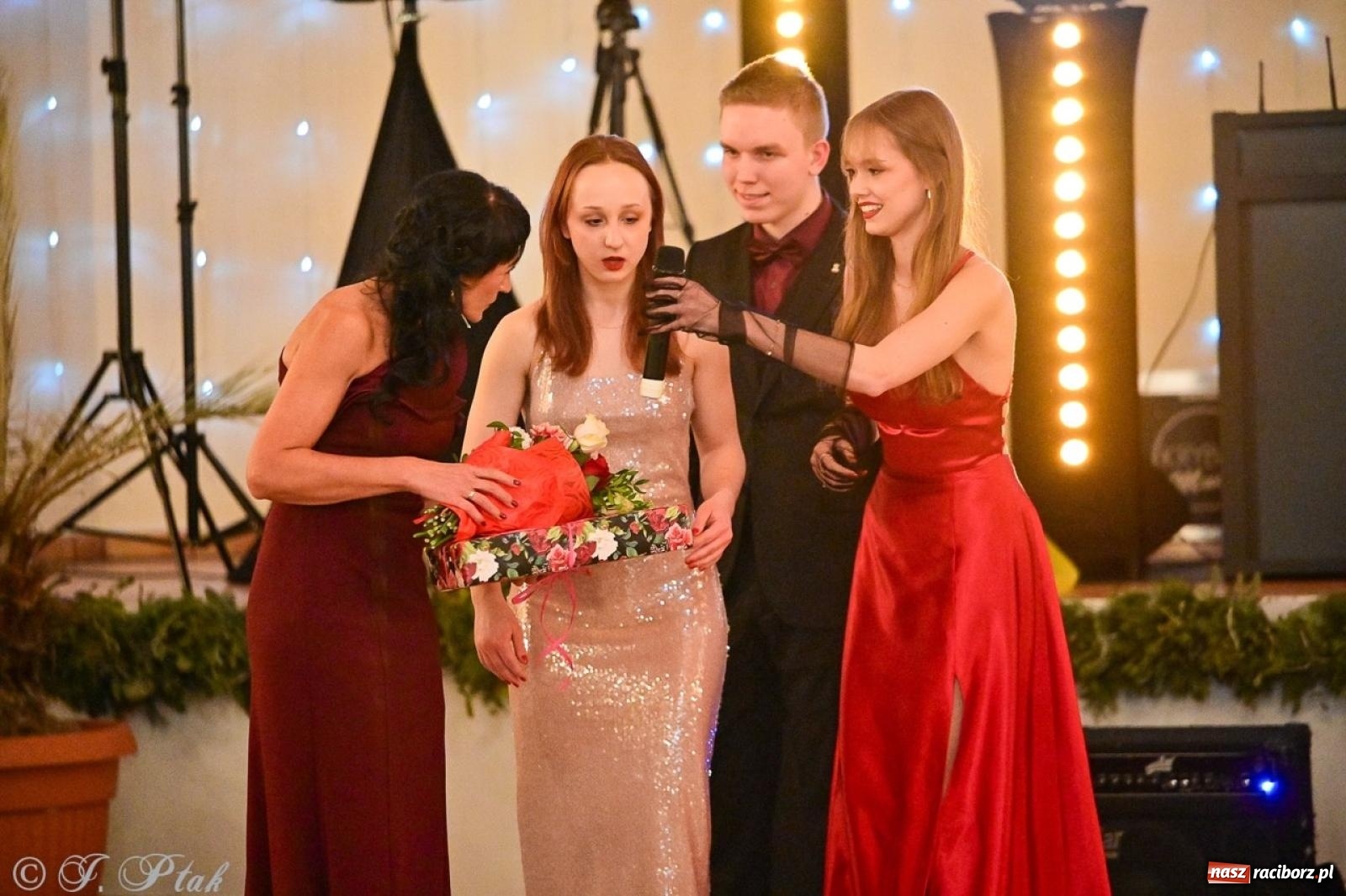 Zdjęcie w galerii na portalu naszraciborz.pl: Studniówka II LO w Raciborzu na bis: polonez, humor i tradycja [FOTO] wiadomości z regionu