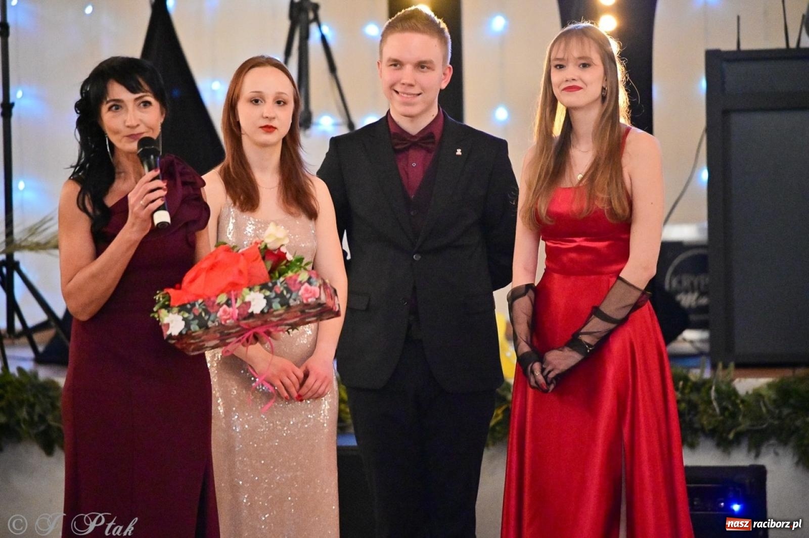 Zdjęcie w galerii na portalu naszraciborz.pl: Studniówka II LO w Raciborzu na bis: polonez, humor i tradycja [FOTO] wiadomości z regionu