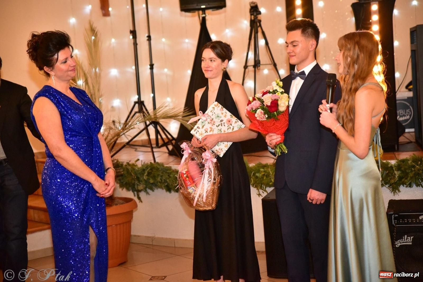 Zdjęcie w galerii na portalu naszraciborz.pl: Studniówka II LO w Raciborzu na bis: polonez, humor i tradycja [FOTO] wiadomości z regionu