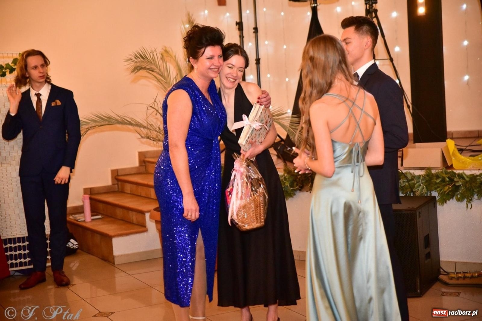 Zdjęcie w galerii na portalu naszraciborz.pl: Studniówka II LO w Raciborzu na bis: polonez, humor i tradycja [FOTO] wiadomości z regionu