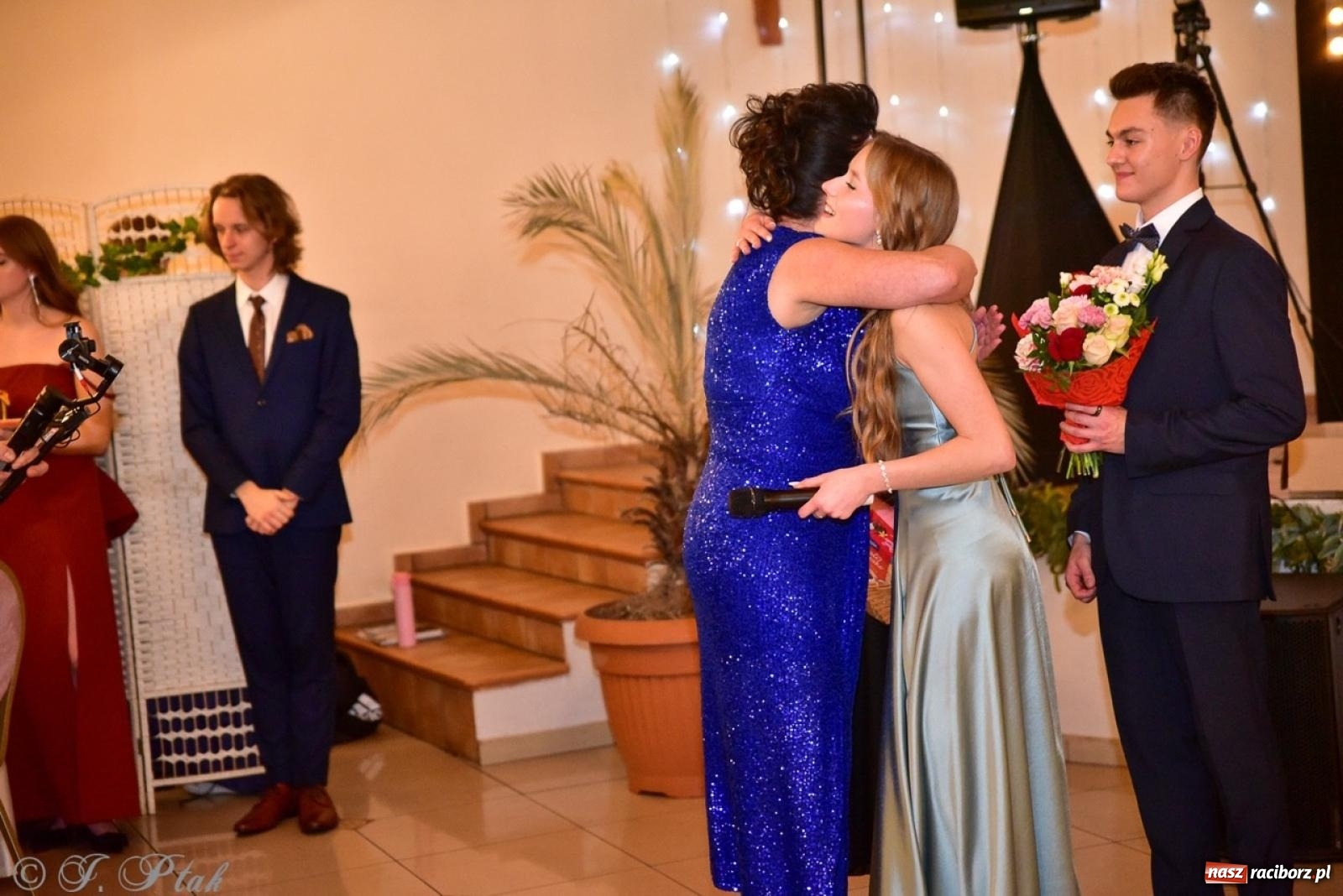 Zdjęcie w galerii na portalu naszraciborz.pl: Studniówka II LO w Raciborzu na bis: polonez, humor i tradycja [FOTO] wiadomości z regionu