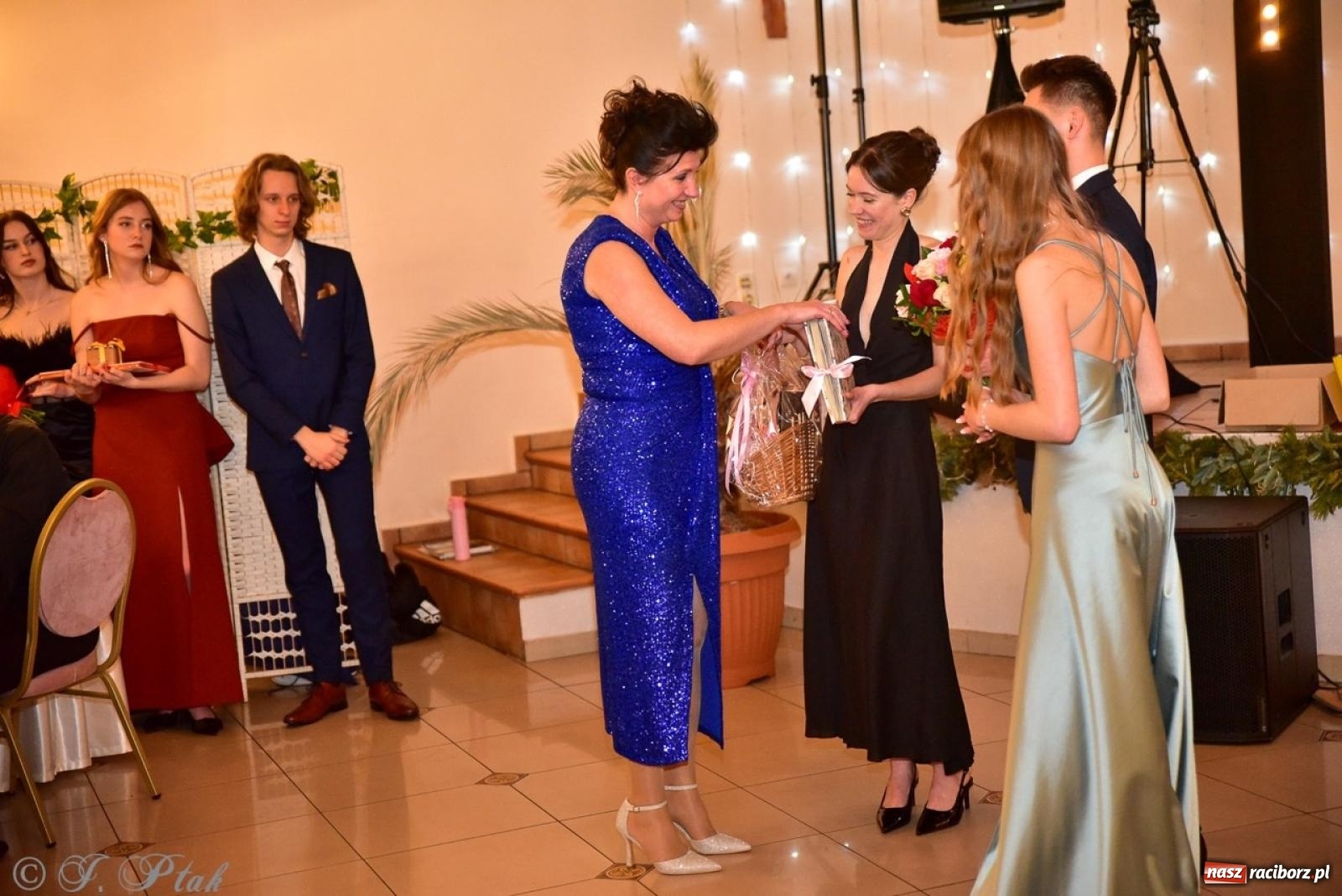 Zdjęcie w galerii na portalu naszraciborz.pl: Studniówka II LO w Raciborzu na bis: polonez, humor i tradycja [FOTO] wiadomości z regionu