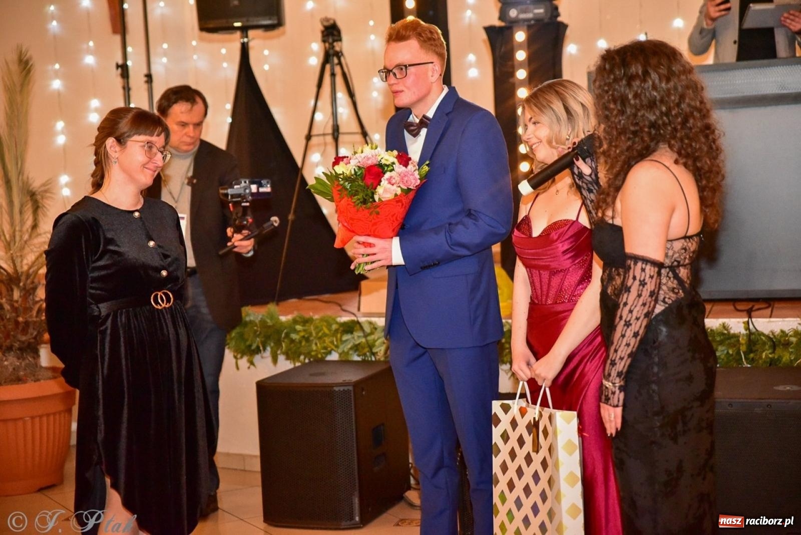 Zdjęcie w galerii na portalu naszraciborz.pl: Studniówka II LO w Raciborzu na bis: polonez, humor i tradycja [FOTO] wiadomości z regionu