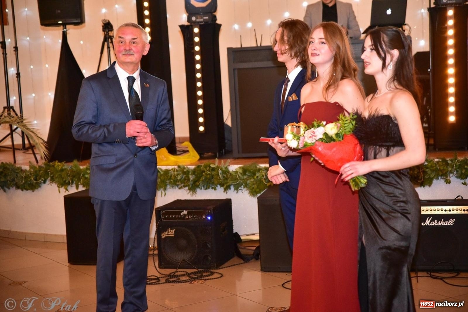 Zdjęcie w galerii na portalu naszraciborz.pl: Studniówka II LO w Raciborzu na bis: polonez, humor i tradycja [FOTO] wiadomości z regionu