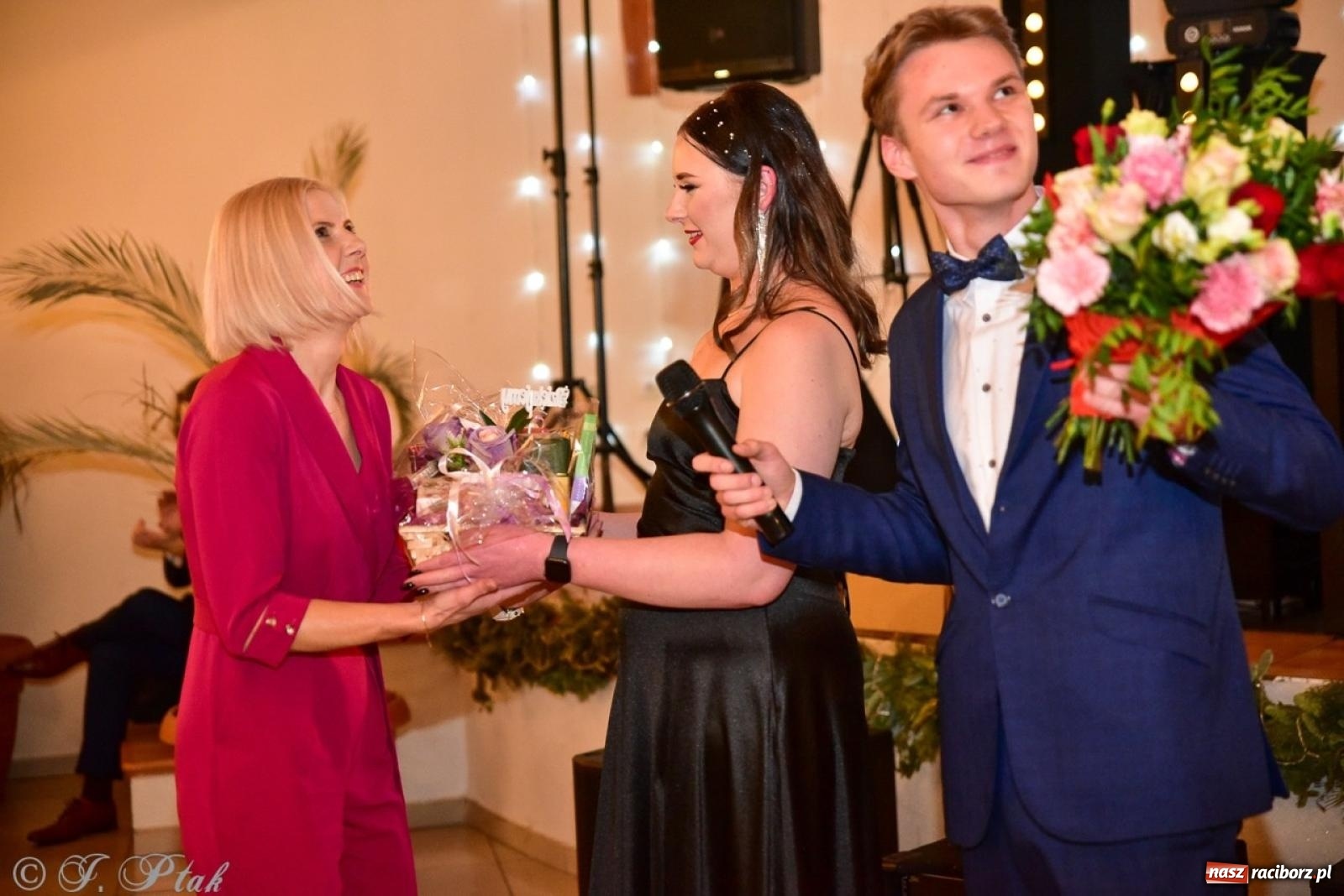 Zdjęcie w galerii na portalu naszraciborz.pl: Studniówka II LO w Raciborzu na bis: polonez, humor i tradycja [FOTO] wiadomości z regionu