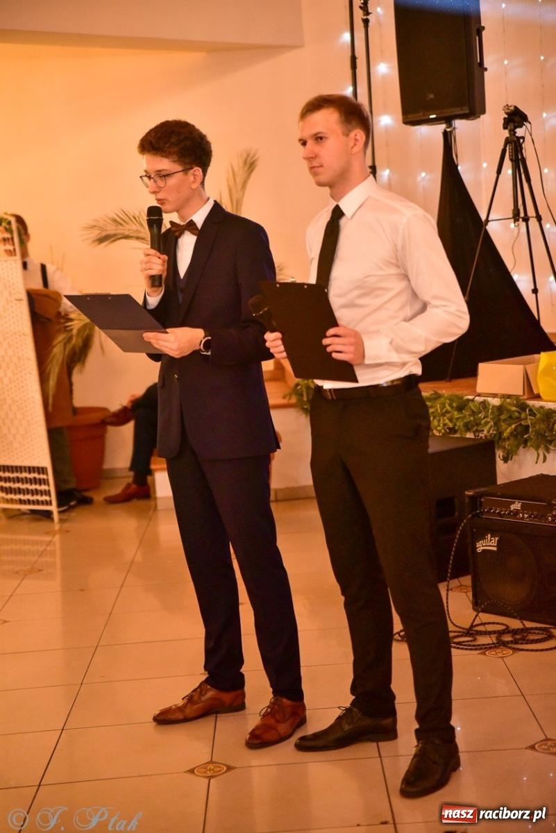 Zdjęcie w galerii na portalu naszraciborz.pl: Studniówka II LO w Raciborzu na bis: polonez, humor i tradycja [FOTO] wiadomości z regionu