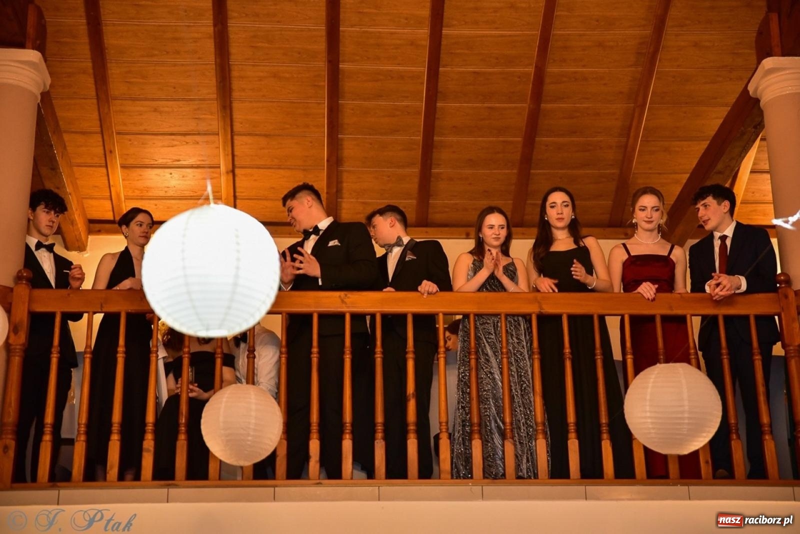 Zdjęcie w galerii na portalu naszraciborz.pl: Studniówka II LO w Raciborzu na bis: polonez, humor i tradycja [FOTO] wiadomości z regionu