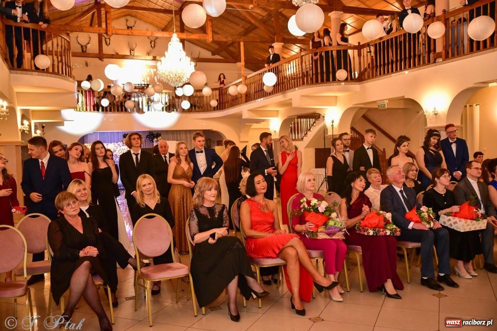 Zdjęcie w galerii na portalu naszraciborz.pl: Studniówka II LO w Raciborzu na bis: polonez, humor i tradycja [FOTO] wiadomości z regionu