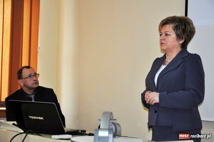 Zdjęcie w galerii na portalu naszraciborz.pl: Trudne zadanie młodych radiowców wiadomości z regionu