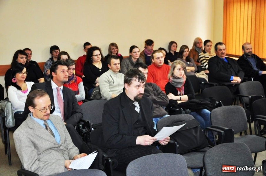 Zdjęcie w galerii na portalu naszraciborz.pl: Trudne zadanie młodych radiowców wiadomości z regionu