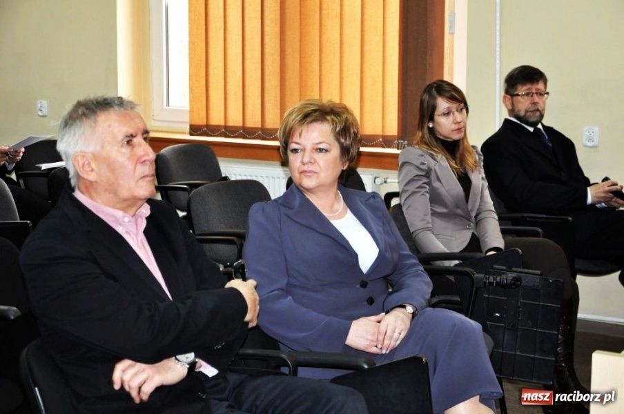 Zdjęcie w galerii na portalu naszraciborz.pl: Trudne zadanie młodych radiowców wiadomości z regionu