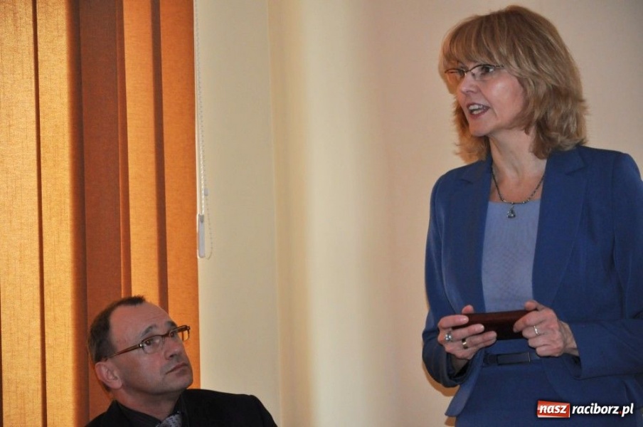 Zdjęcie w galerii na portalu naszraciborz.pl: Trudne zadanie młodych radiowców wiadomości z regionu