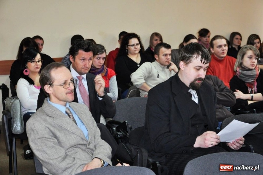 Zdjęcie w galerii na portalu naszraciborz.pl: Trudne zadanie młodych radiowców wiadomości z regionu