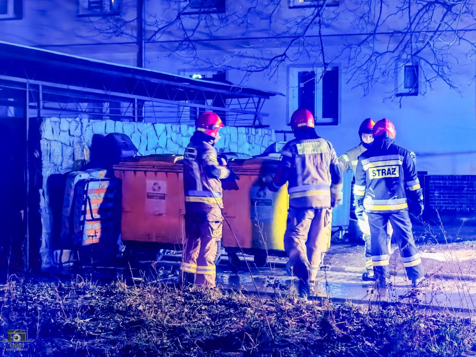 Zdjęcie w galerii na portalu naszraciborz.pl: Łuna ognia na Pomnikowej. Spłonęły trzy kontenery [FOTO] wiadomości z regionu