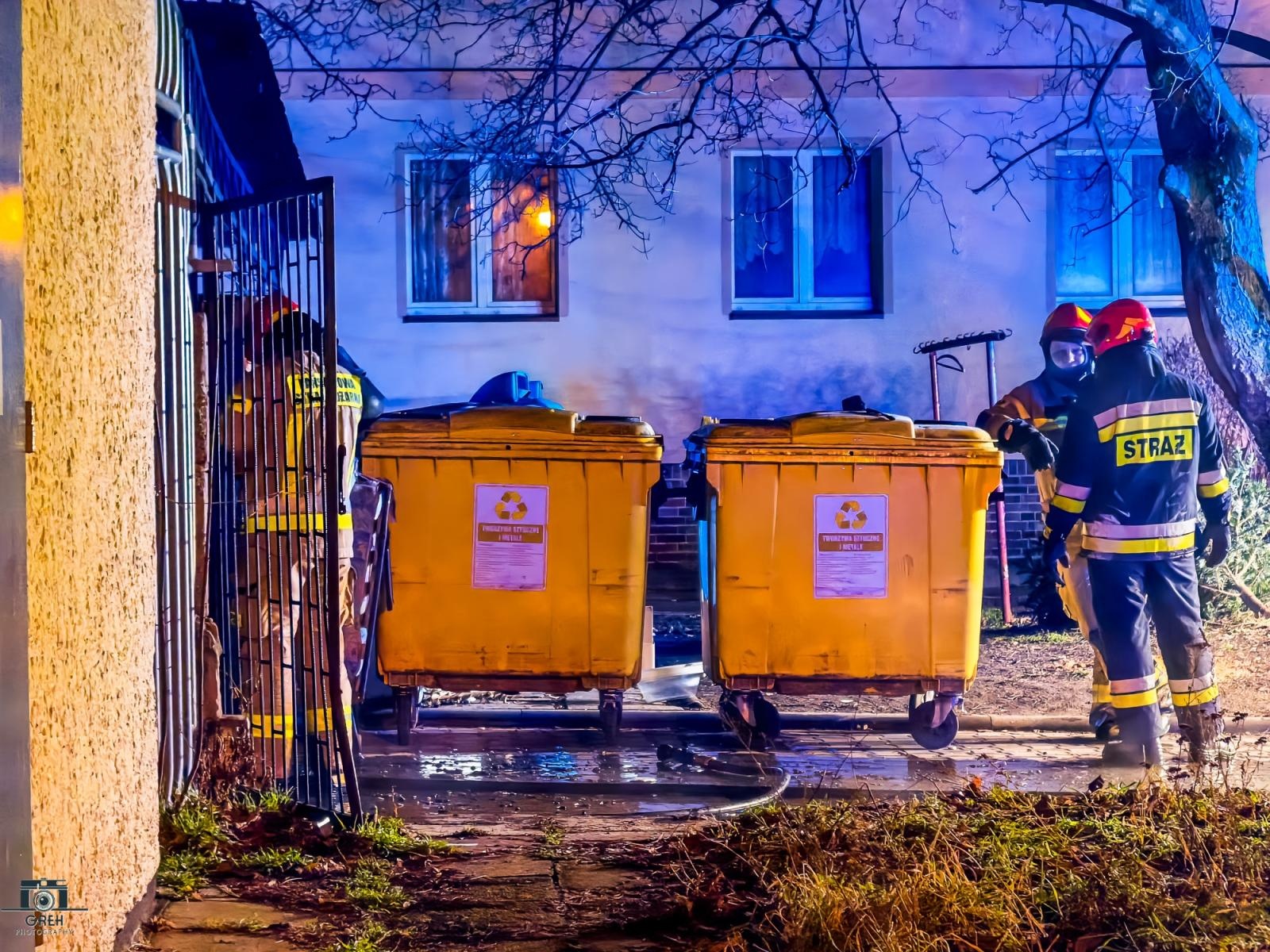 Zdjęcie w galerii na portalu naszraciborz.pl: Łuna ognia na Pomnikowej. Spłonęły trzy kontenery [FOTO] wiadomości z regionu