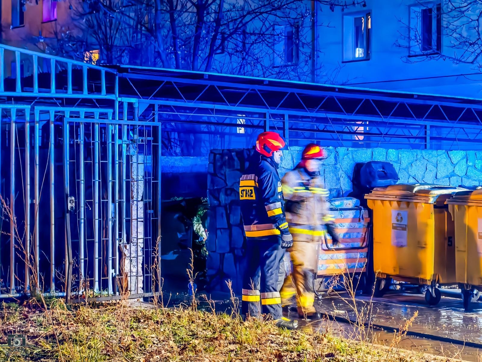 Zdjęcie w galerii na portalu naszraciborz.pl: Łuna ognia na Pomnikowej. Spłonęły trzy kontenery [FOTO] wiadomości z regionu