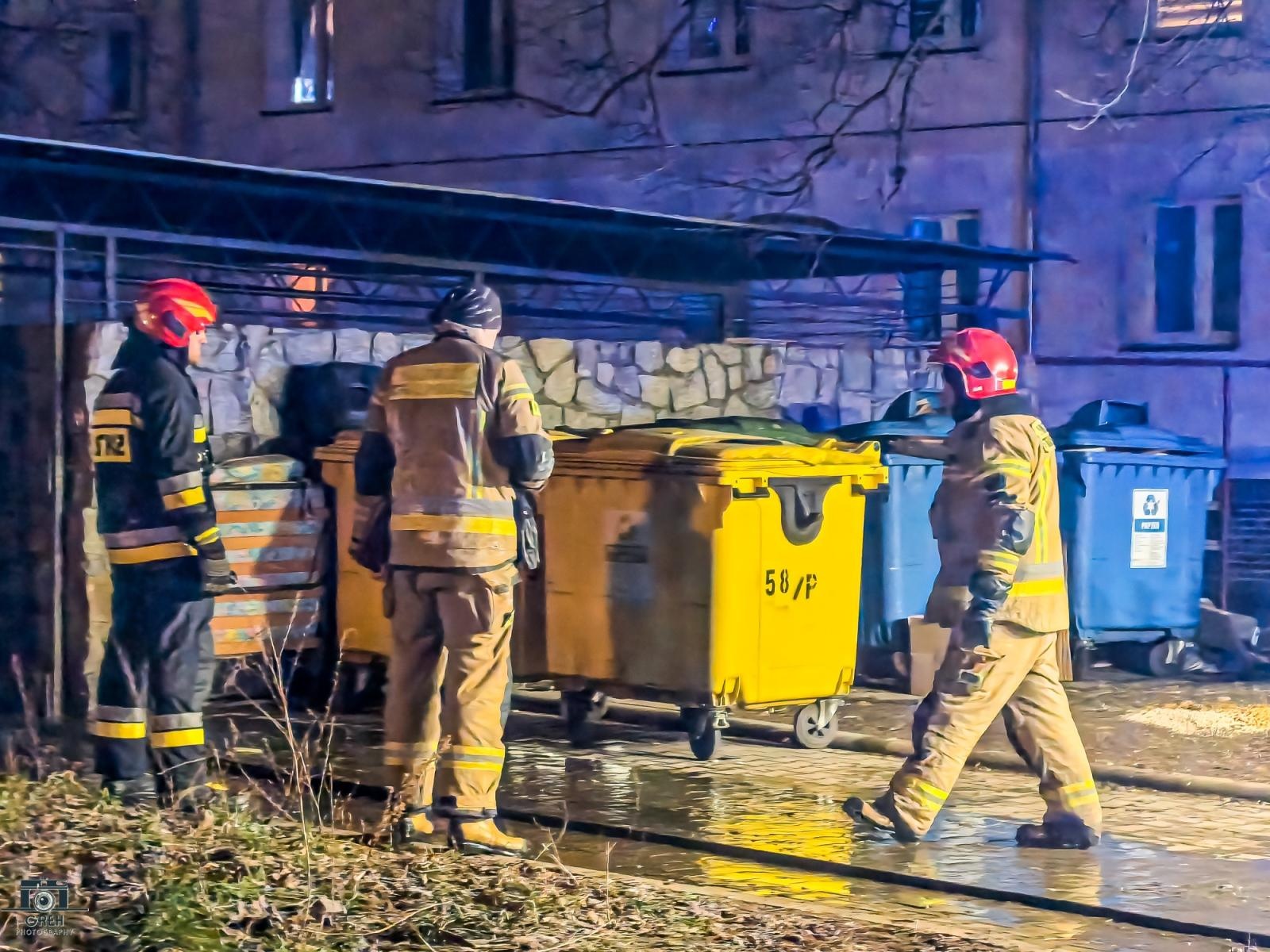 Zdjęcie w galerii na portalu naszraciborz.pl: Łuna ognia na Pomnikowej. Spłonęły trzy kontenery [FOTO] wiadomości z regionu