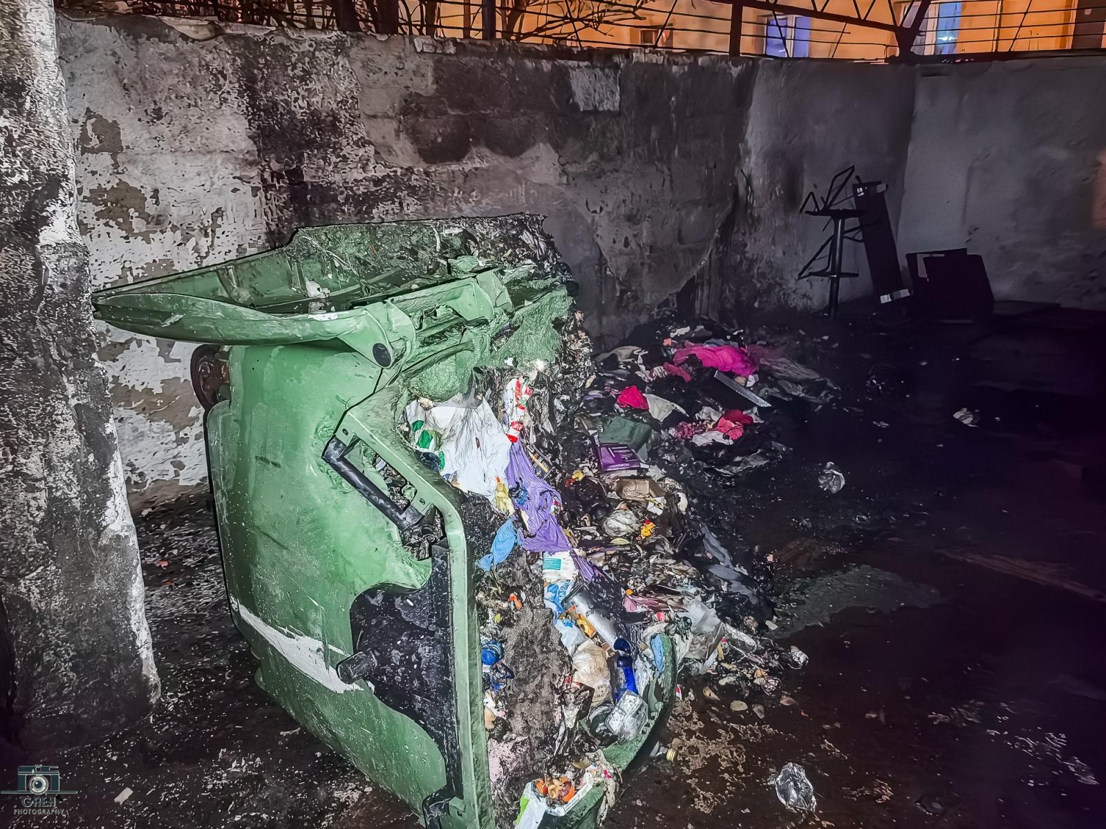 Zdjęcie w galerii na portalu naszraciborz.pl: Łuna ognia na Pomnikowej. Spłonęły trzy kontenery [FOTO] wiadomości z regionu