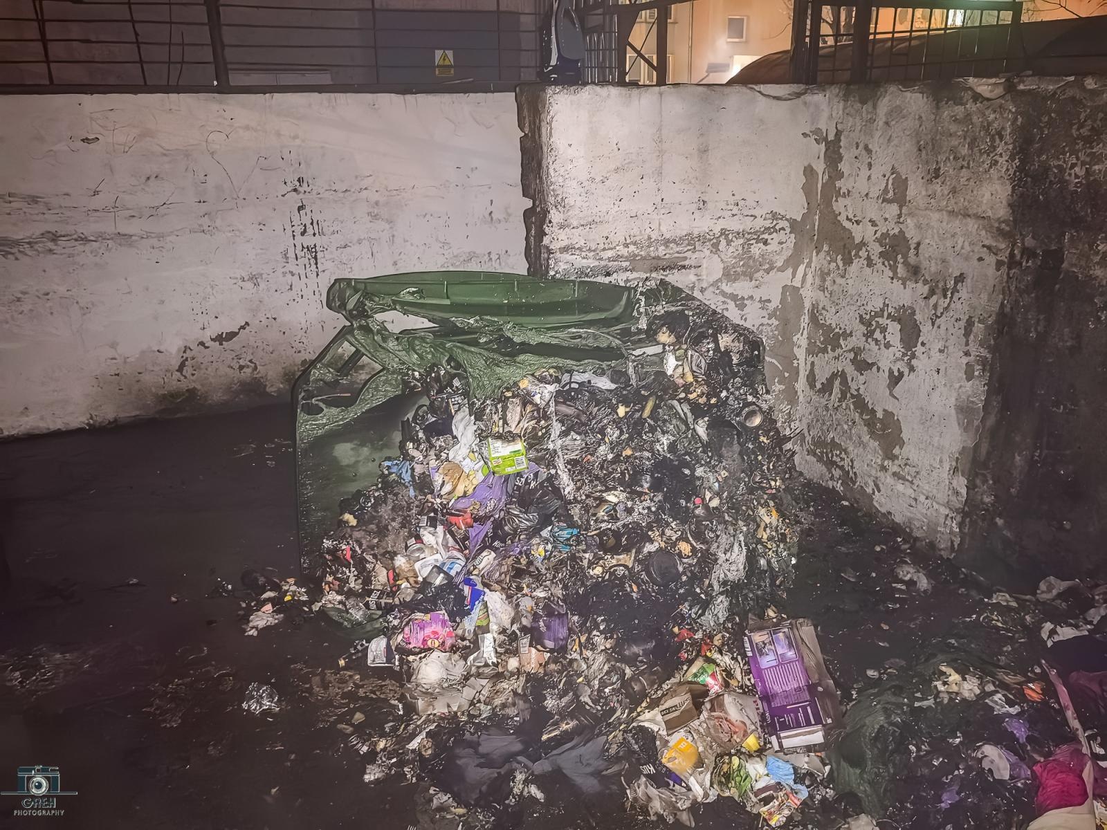 Zdjęcie w galerii na portalu naszraciborz.pl: Łuna ognia na Pomnikowej. Spłonęły trzy kontenery [FOTO] wiadomości z regionu