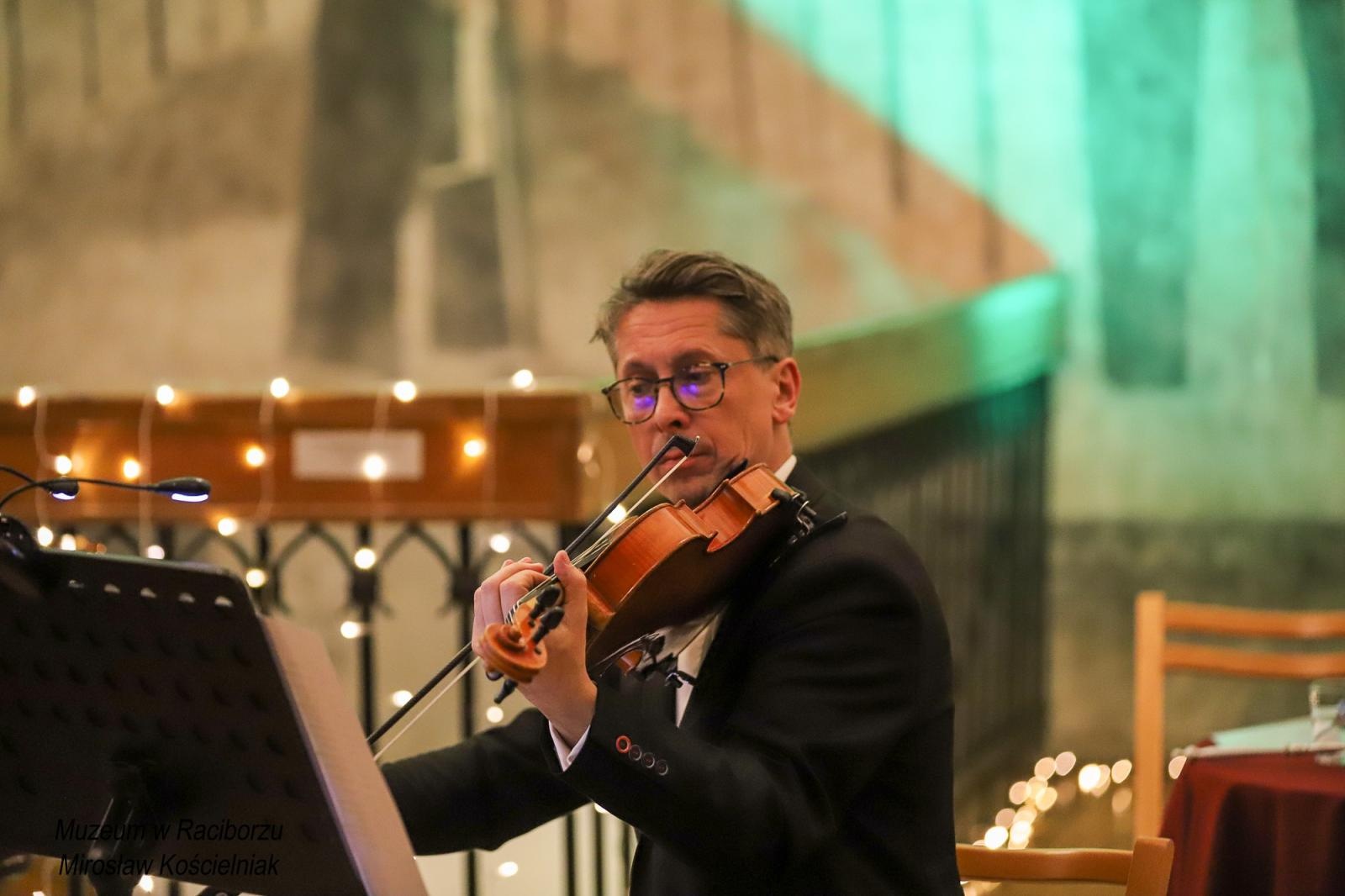 Zdjęcie w galerii na portalu naszraciborz.pl: Operetki czas zapełnił salę koncertową Muzeum wiadomości z regionu