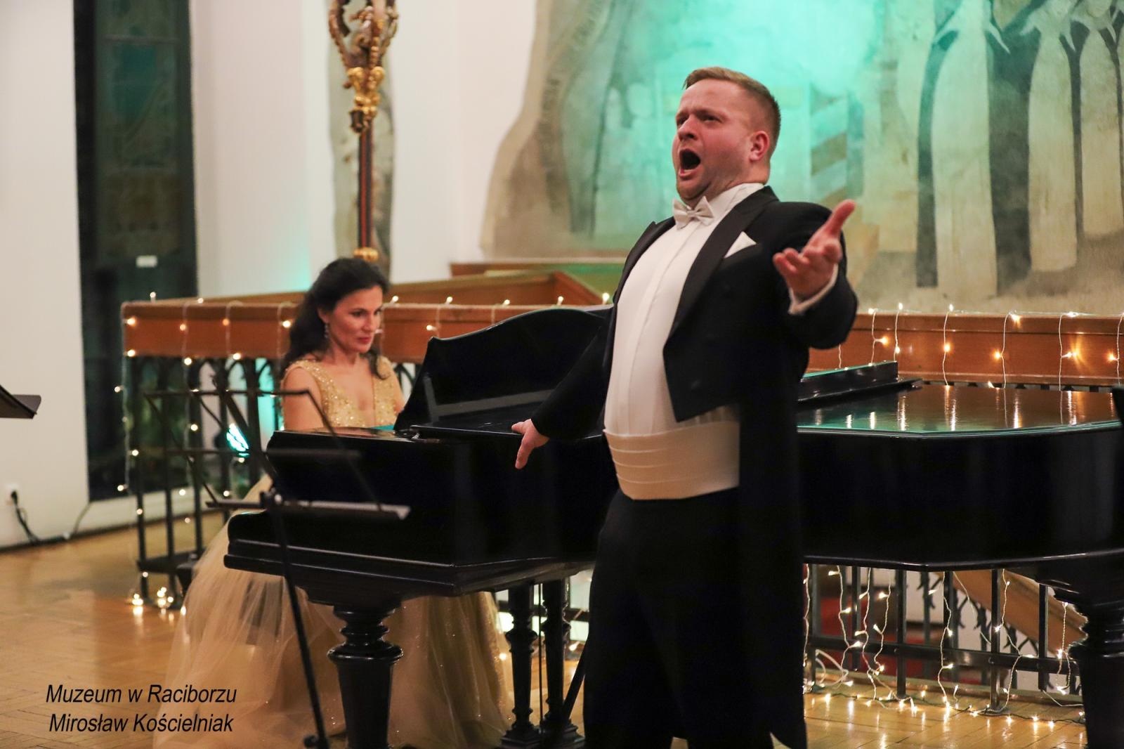 Zdjęcie w galerii na portalu naszraciborz.pl: Operetki czas zapełnił salę koncertową Muzeum wiadomości z regionu