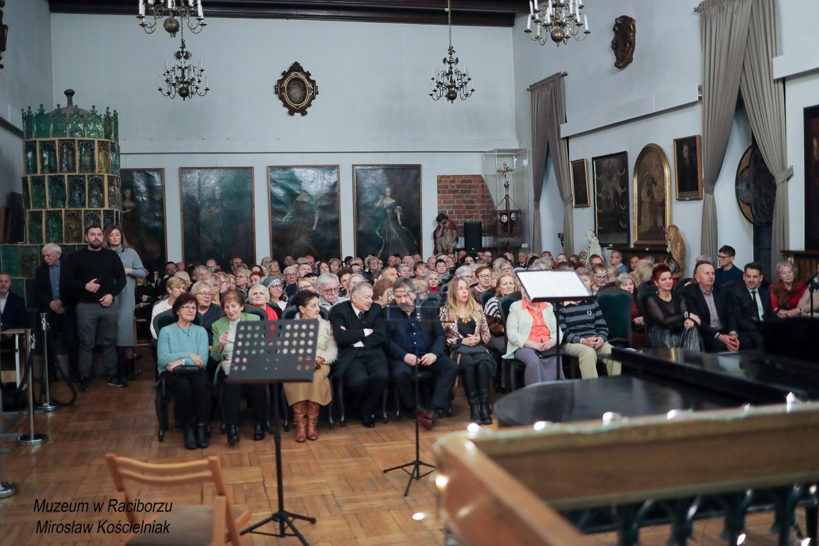 Zdjęcie w galerii na portalu naszraciborz.pl: Operetki czas zapełnił salę koncertową Muzeum wiadomości z regionu