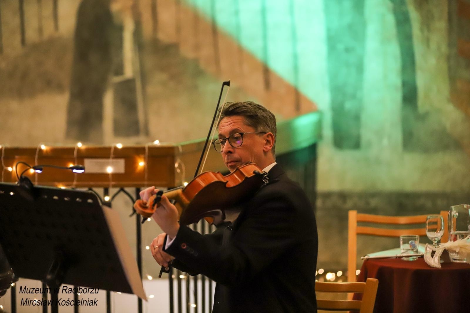 Zdjęcie w galerii na portalu naszraciborz.pl: Operetki czas zapełnił salę koncertową Muzeum wiadomości z regionu