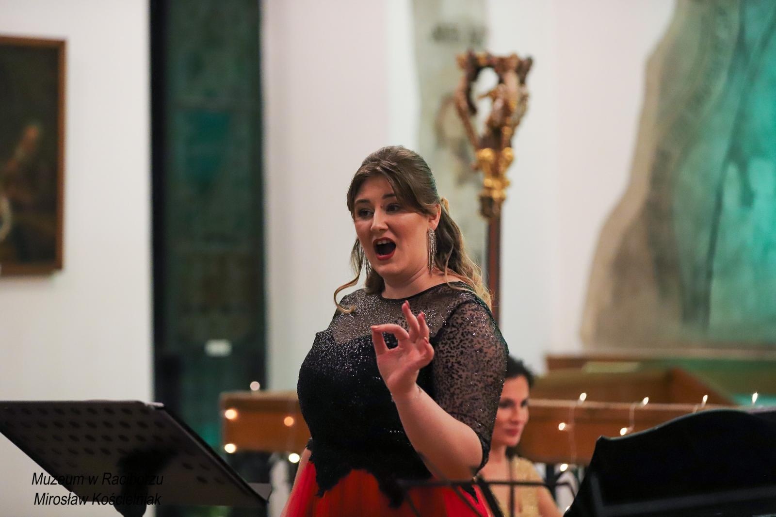 Zdjęcie w galerii na portalu naszraciborz.pl: Operetki czas zapełnił salę koncertową Muzeum wiadomości z regionu