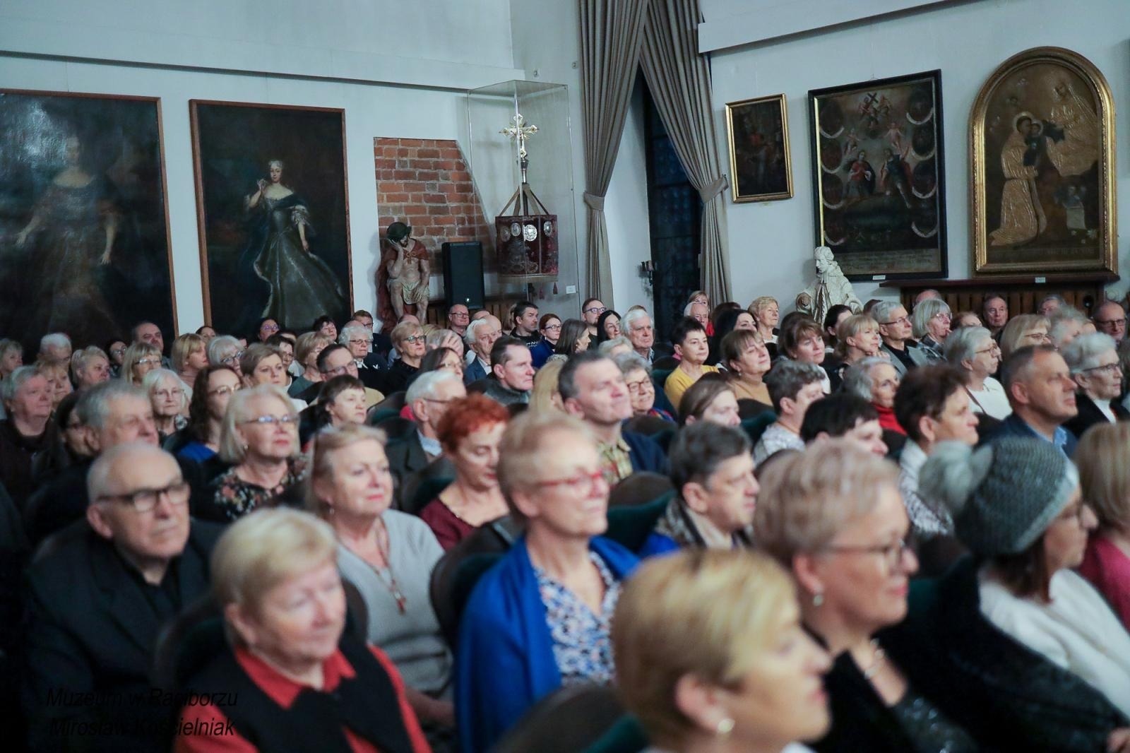 Zdjęcie w galerii na portalu naszraciborz.pl: Operetki czas zapełnił salę koncertową Muzeum wiadomości z regionu