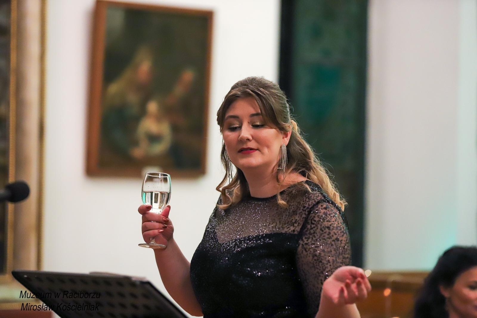 Zdjęcie w galerii na portalu naszraciborz.pl: Operetki czas zapełnił salę koncertową Muzeum wiadomości z regionu