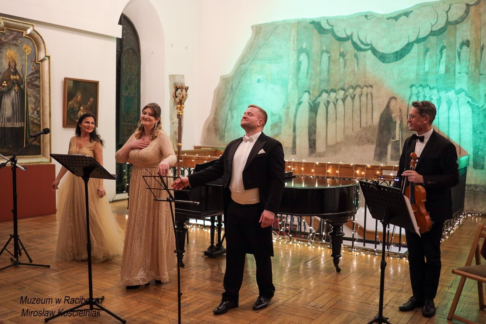 Zdjęcie w galerii na portalu naszraciborz.pl: Operetki czas zapełnił salę koncertową Muzeum wiadomości z regionu