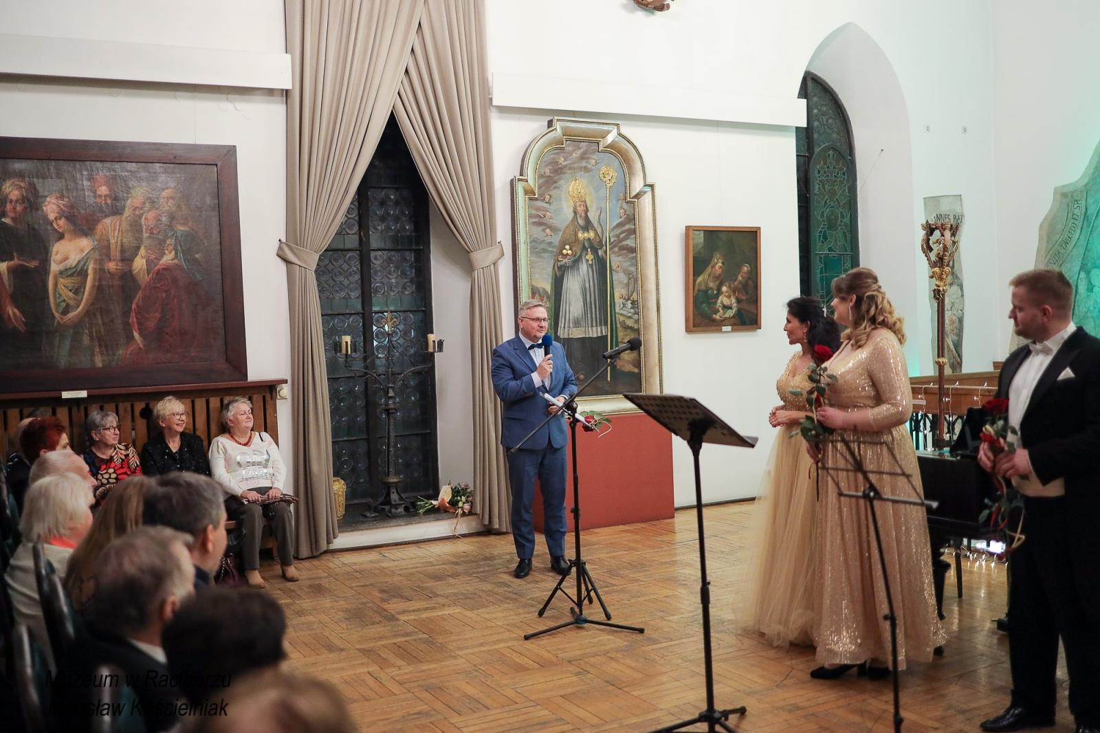 Zdjęcie w galerii na portalu naszraciborz.pl: Operetki czas zapełnił salę koncertową Muzeum wiadomości z regionu