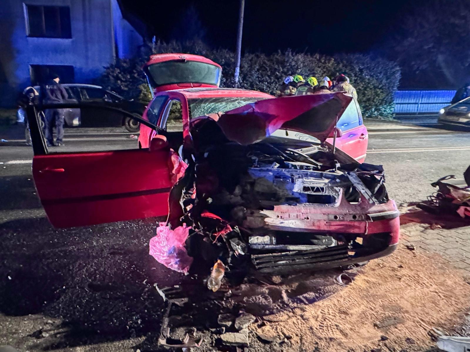 Zdjęcie w galerii na portalu naszraciborz.pl: Wypadek drogowy w Pawłowie na ul. Powstańców Śląskich: Trzy osoby trafiły do szpitala wiadomości z regionu