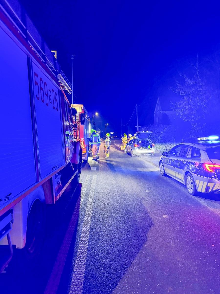 Zdjęcie w galerii na portalu naszraciborz.pl: Wypadek drogowy w Pawłowie na ul. Powstańców Śląskich: Trzy osoby trafiły do szpitala wiadomości z regionu