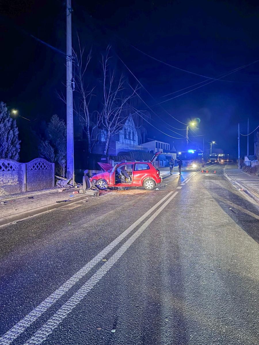 Zdjęcie w galerii na portalu naszraciborz.pl: Wypadek drogowy w Pawłowie na ul. Powstańców Śląskich: Trzy osoby trafiły do szpitala wiadomości z regionu