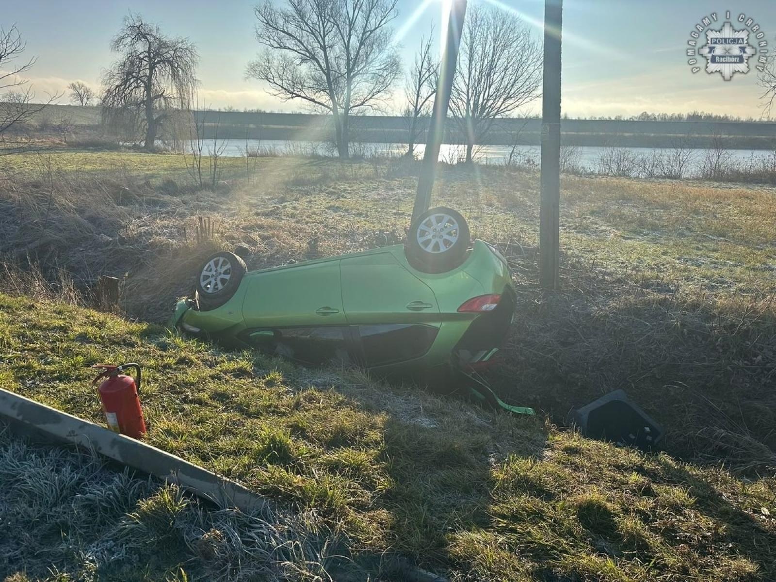 Zdjęcie w galerii na portalu naszraciborz.pl: Niebezpieczny poranek na drogach. Dachowanie w Krzyżanowicach wiadomości z regionu
