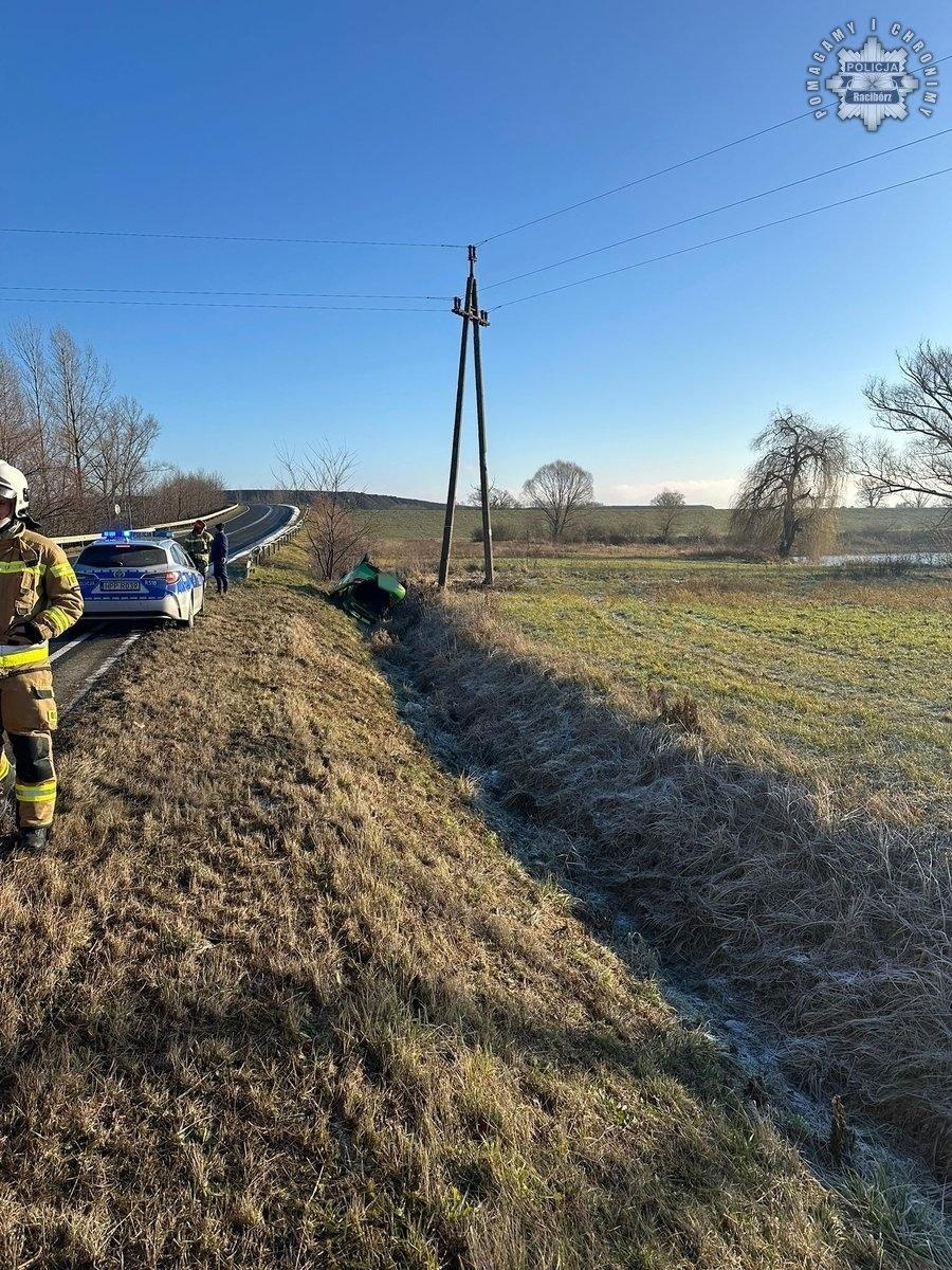 Zdjęcie w galerii na portalu naszraciborz.pl: Niebezpieczny poranek na drogach. Dachowanie w Krzyżanowicach wiadomości z regionu