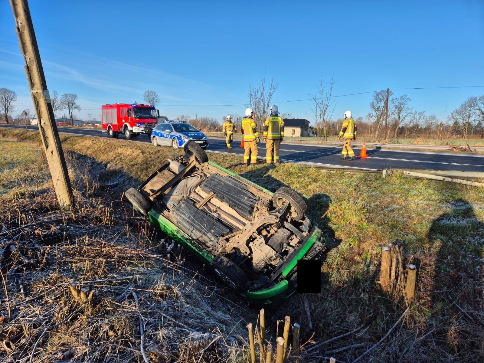 Zdjęcie w galerii na portalu naszraciborz.pl: Niebezpieczny poranek na drogach. Dachowanie w Krzyżanowicach wiadomości z regionu